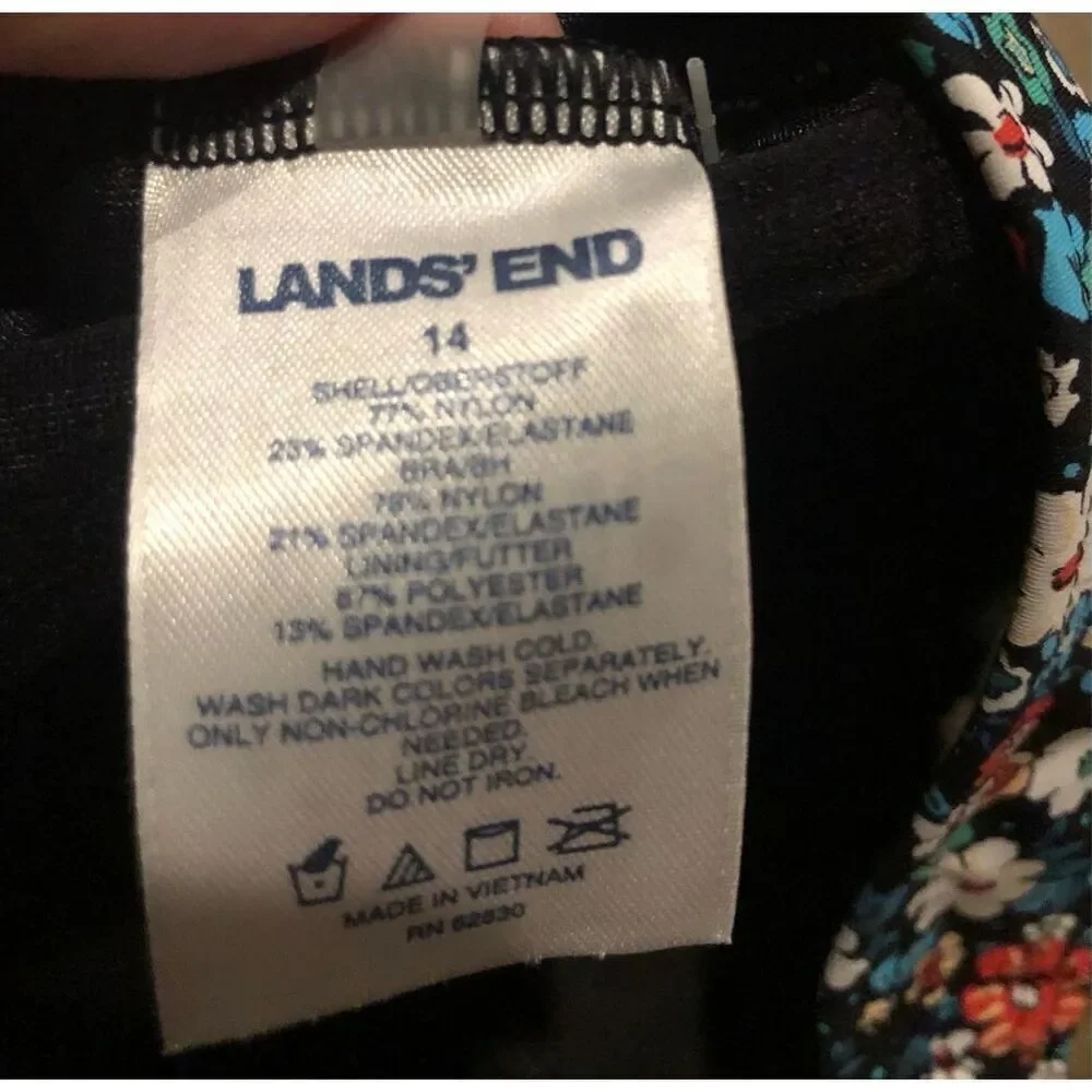 Land’s End floral Built-in Underwire bikini top has fully adjustable straps, hol